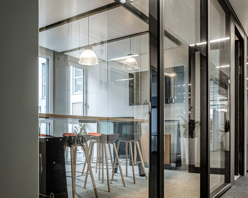 Mampara para oficinas Madrid: diseño técnico, acústica y personalización al servicio del arquitecto y el ingeniero